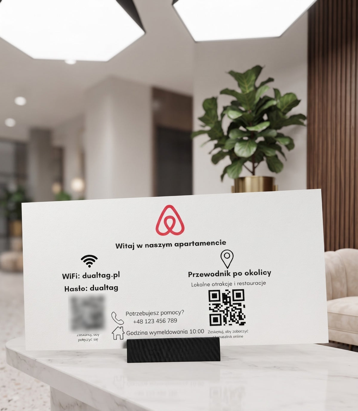 Stand powitalny DualTag w apartamencie: Wi-Fi i przewodnik po okolicy