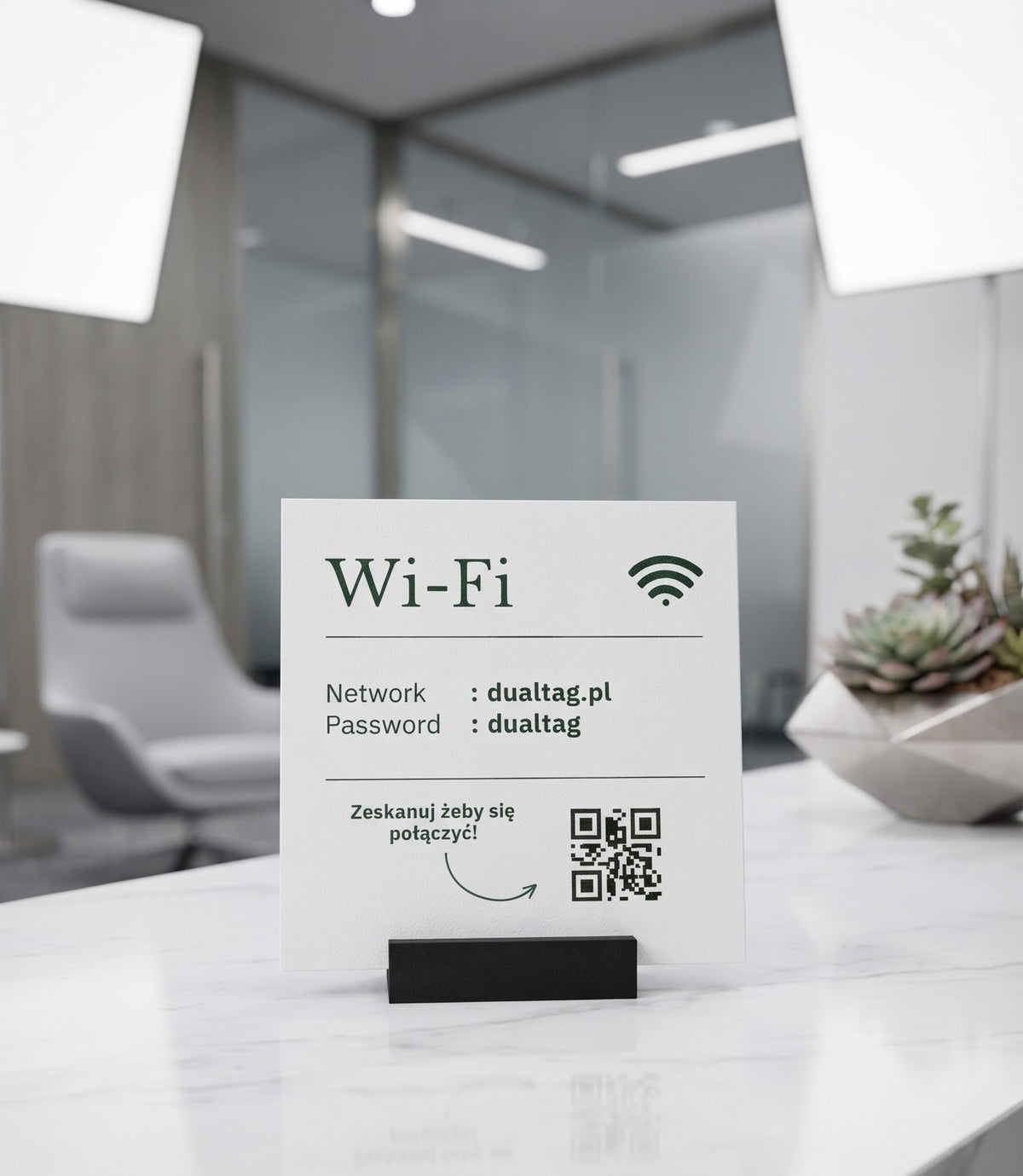 Stand informacyjny DualTag z danymi do Wi-Fi na blacie recepcji